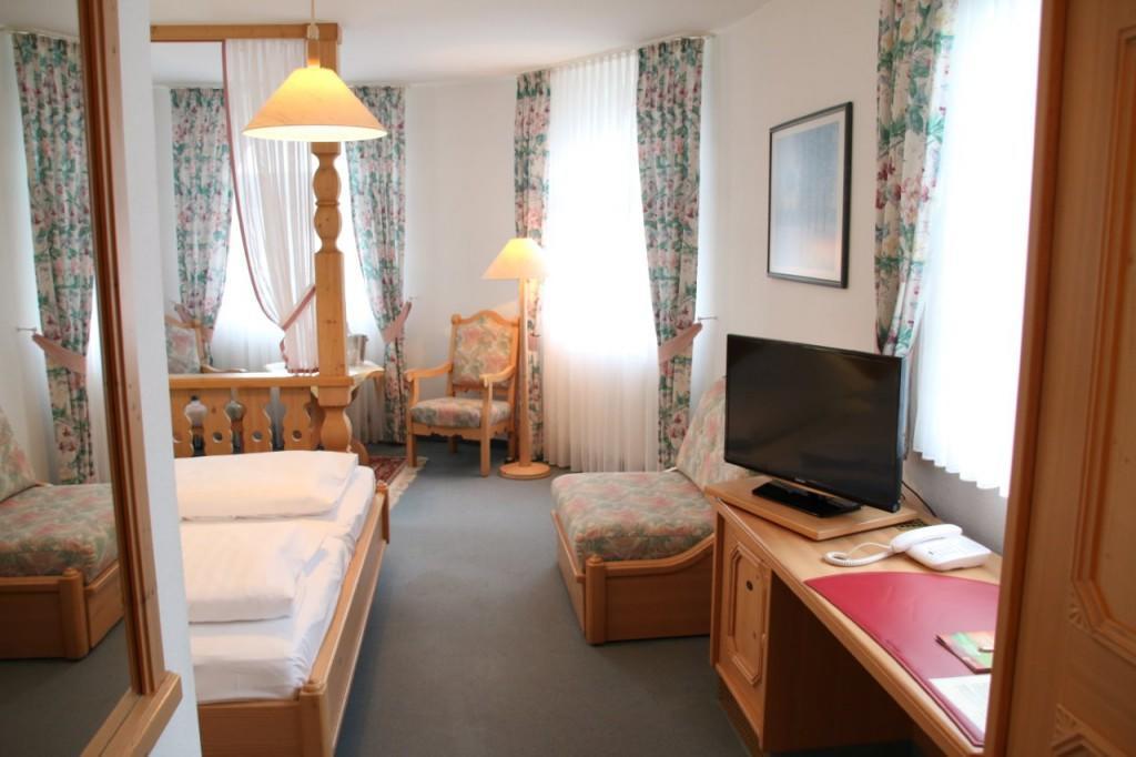 Landgasthof Hotel Bechtel Zella Bagian luar foto